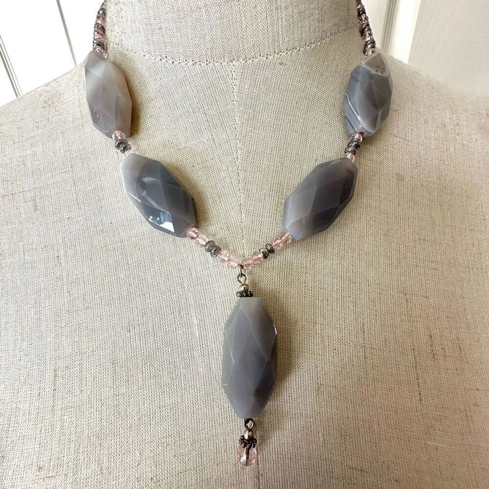 Agate beaded pendant necklace